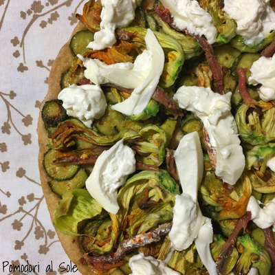 featured image thumbnail for post Focaccione capovolto con zucchine, acciughe e burrata